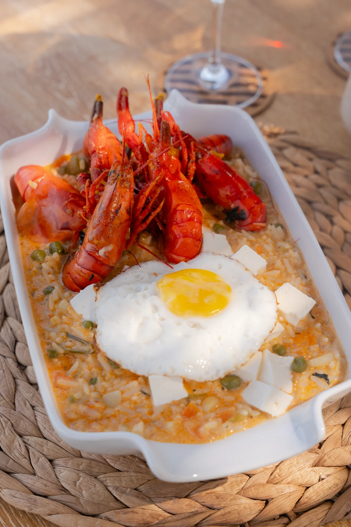 Plato de camarones con arroz y huevo servido en Andenes de Azpitia