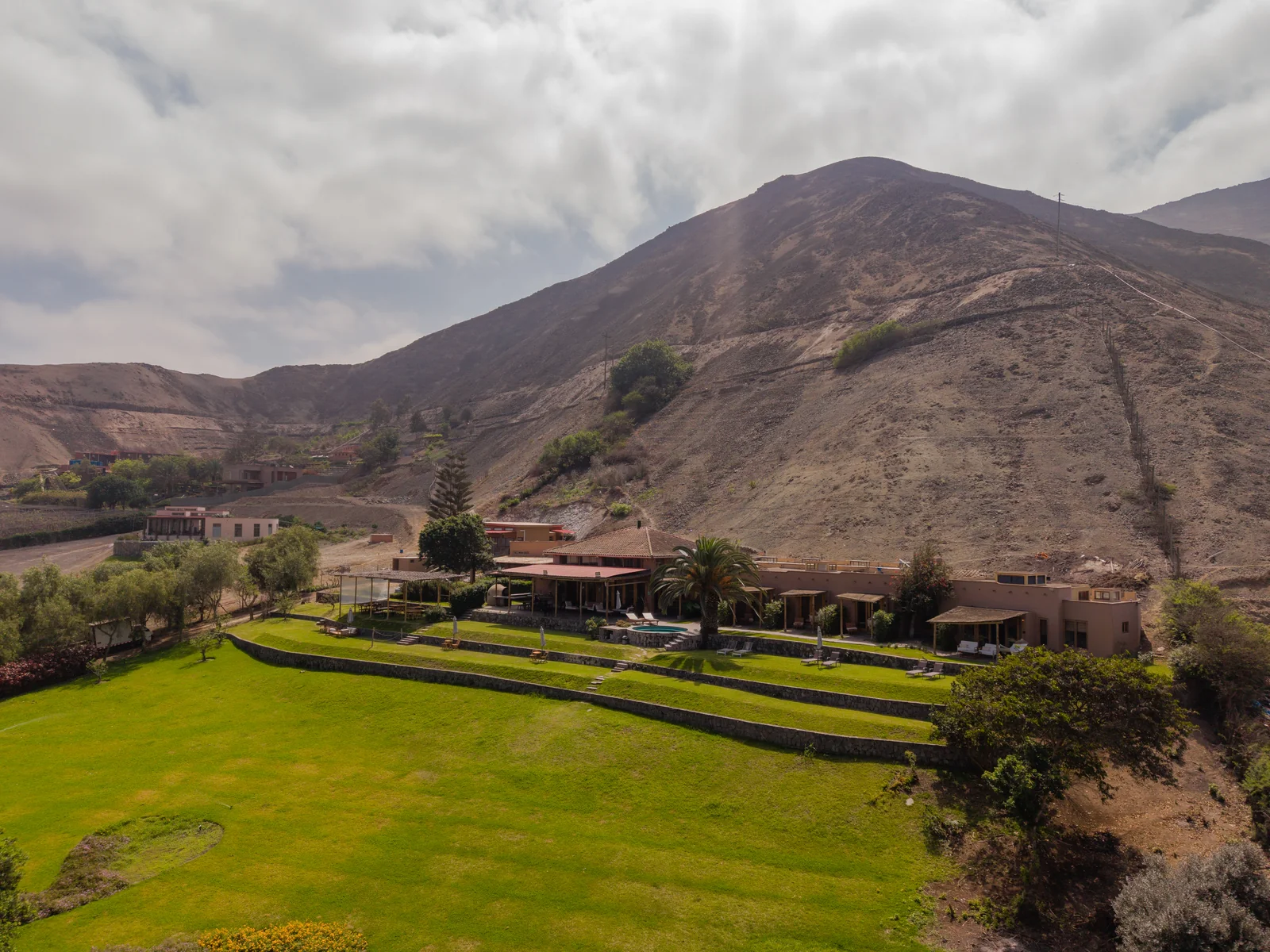 Jardines de Andenes de Azpitia rodeados por las montañas del valle