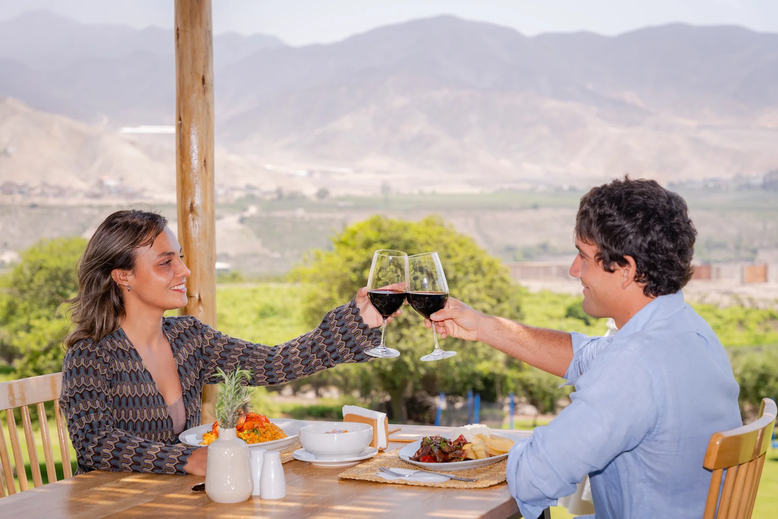 Pareja brindando durante un almuerzo en el restaurante Andenes de Azpitia, frente al valle